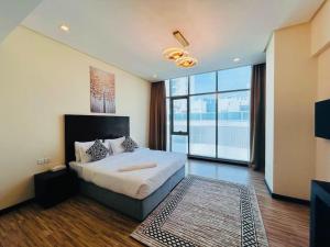 Un dormitorio con una cama grande y una ventana grande. en Aspire Tower -One Bedroom Serene Loft, en Manama 43 fotos más