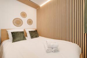 a bedroom with a white bed with towels on it at Le Cosy de Saint Epvre - Studio - 2 Pers in Nancy