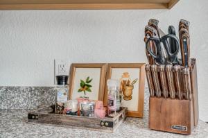ein hölzerner Messerblock mit einer Reihe von Küchenutensilien in der Unterkunft Steps to Downtown Eateries & Bars - With Fire Pit! in Colorado Springs