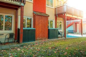 a building with a gate and chairs in a yard at GottwaldHaus-Freiberg-Apartment C in Freiberg