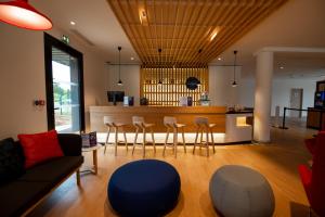 拉特斯特德布赫Holiday Inn Express - Arcachon - La Teste by IHG的带沙发、椅子和柜台的客厅