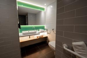 Holiday Inn Express - Arcachon - La Teste by IHG的一间浴室