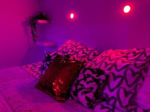 fioletowy pokój z łóżkiem z czarno-białym kocem w obiekcie Loft privatisé avec spa XXL et piscine chauffée w mieście Bruz +14 zdjęć