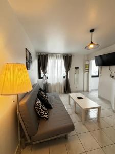 Posezení v ubytování Appartement F3 avec Projecteur à 100m du Métro!