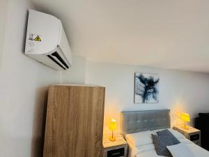 a small bedroom with a bed and a white ceiling at Loft muy céntrico a 250m del mar in Vinarós