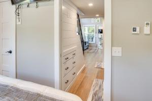 una camera da letto con cassettiera e armadio di Deck, Grill and Fishing Pond Modern Cookeville Gem a Cookeville