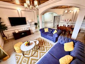 TV a/nebo společenská místnost v ubytování Appartement 2 chambres salon balcon canal sat wifi parking gardien 24 sur 24