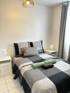 Postel nebo postele na pokoji v ubytování Appartement F3 avec Projecteur à 100m du Métro!