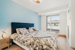 En eller flere senge i et værelse på Appartement saint malo neuf, 2 chambres, terrasse, garage