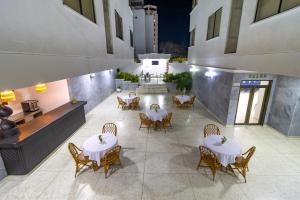 an overhead view of a restaurant with tables and chairs at Hotel Axis Inn By GEH Suites in Santa Marta