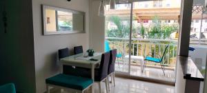 une pièce avec une table, des chaises et une fenêtre dans l'établissement Apto cómodo, confortable para descansar y Disfrutar, à Carthagène des Indes