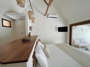 une chambre avec un lit, un bureau et une chaise dans l'établissement Mahalo Boutique B&B, à Popoyo 36 autres photos