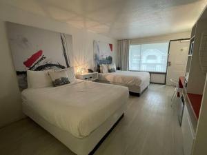 una camera d'albergo con due letti e una finestra di Newly Room in cozy hotel with Super location to the Parks a Kissimmee Altre 29 foto