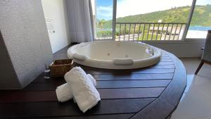 een badkuip die op een tafel in een badkamer staat bij Reserva Praia Hotel in Balneário Camboriú