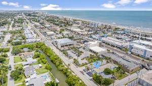 Üldine merevaade või majutusasutusest The Shark Tank Cocoa Beach - 2 Units, Walk to Beach, Shops & Bars, Ideal for Multiple Families pildistatud vaade