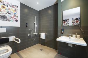 Holiday Inn - the niu, Dwarf Berlin Schöneberg by IHG 욕실