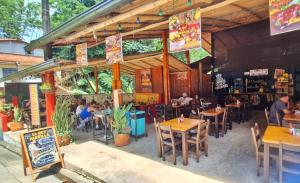 a restaurant with tables and people sitting at it at OSIMiRI JAMAICA II-Piscina, naturaleza mágica in San Rafael