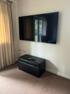 Una televisión o centro de entretenimiento en The Rehoboth Place