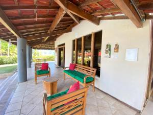 un patio con panche in legno e tavolo di Casa de Praia Olivença a Ilhéus