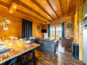 Χώρος καθιστικού στο Chalet in Brabant near Nature Reserves