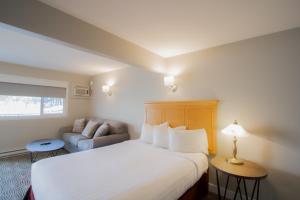 Postel nebo postele na pokoji v ubytování Scott's Inn & Suites + 26 fotografií