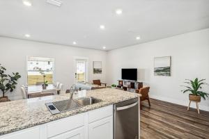 TV a/nebo společenská místnost v ubytování LUXURY TOWNHOME NEAR DOWNTOWN AND PENSACOLA BEACH