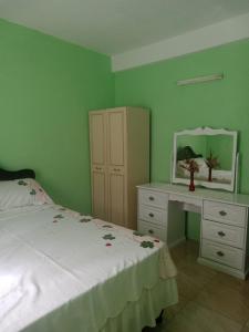 Uma cama ou camas num quarto em Free pickup from Rodney Bay Marina