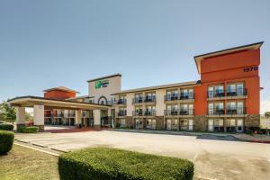 Un edificio con un estacionamiento enfrente. en Holiday Inn Express Hotel & Suites Branson 76 Central by IHG, en Branson