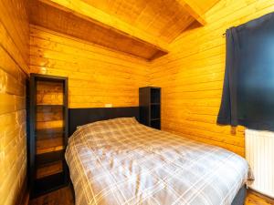 Ένα ή περισσότερα κρεβάτια σε δωμάτιο στο Chalet in Brabant near Nature Reserves +32 φωτογραφίες