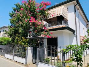 a white house with pink flowers on it at Venice villa apartment in Mestre