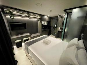 سرير أو أسرّة في غرفة في Get By Side 704 - Flat em João Pessoa a poucos passos da praia