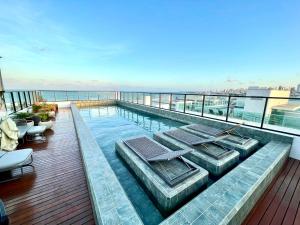 Get By Side 704 - Flat em João Pessoa a poucos passos da praia في جواو بيسوا: حمام سباحة على سطح مبنى