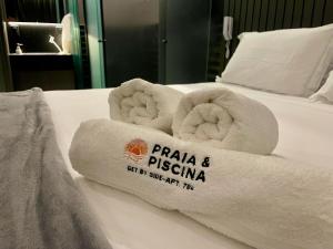 سرير أو أسرّة في غرفة في Get By Side 704 - Flat em João Pessoa a poucos passos da praia