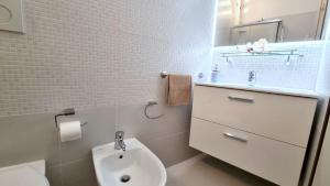 Koupelna v ubytování Appartamento Peschiera + 39 fotografií