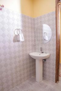 un baño con lavabo y espejo en The Urbanite Apartments, en Kitengela 
