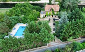an aerial view of a house with a swimming pool at A l'ombre du Fort in Fuilla