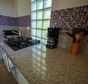 een keuken met een fornuis en een aanrecht bij Finca Colibri in Boca Chica