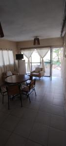 un salon avec une table, des chaises et un canapé dans l'établissement Fox Den, à Luján de Cuyo