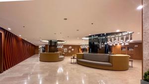 - un hall avec un canapé et un lustre dans l'établissement Oasis Urban Stay 2, à Manille 49 autres photos