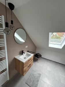 a bathroom with a sink and a mirror at Schöne, neu renovierte Wohnung in Spalt