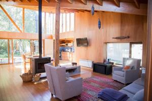 Posezení v ubytování Casa moderna en el bosque