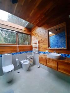 Koupelna v ubytování Casa moderna en el bosque + 37 fotografií