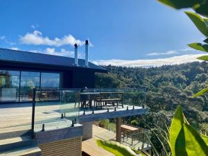 Φωτογραφία από το άλμπουμ του Nestled in Nature, 2 Bedroom Treetop Home σε Raglan