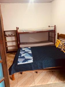 a bedroom with two bunk beds in a room at kit aconchego in Ubatuba