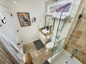 Ένα μπάνιο στο Downtown Healdsburg Plaza Charmer with Hot Tub +30 φωτογραφίες