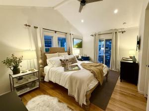 Ένα ή περισσότερα κρεβάτια σε δωμάτιο στο Downtown Healdsburg Plaza Charmer with Hot Tub