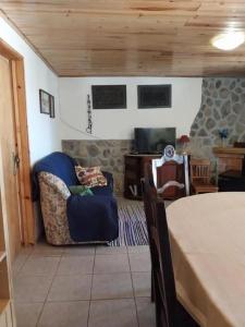 Χώρος καθιστικού στο Comfortable house in Cortes do Meio with garden