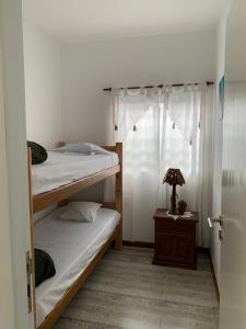 Katil atau katil-katil dalam bilik di Apartamentos Colibrí