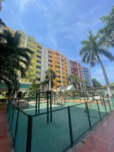 Tenis a/nebo squash v ubytování Acogedor Apto familiar con linda vista en Sta Marta ciudad Fam-friendly Home with Views in Santa Marta nebo okolí