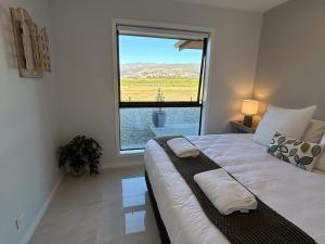 TarrasTarras Serenity Haven - Mountain Views and Calm的一间带床和大窗户的卧室